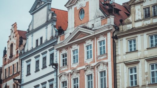 Rynek w Grodkowie: jak czytać architekturę kamienic i detale fasad