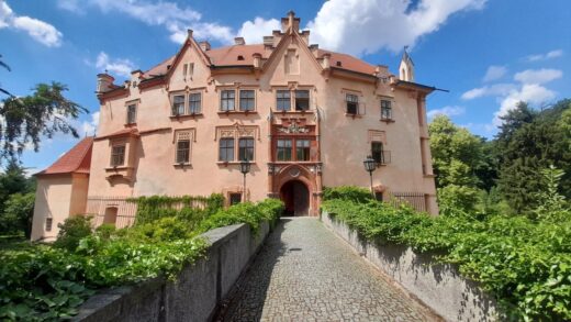 Pałace i Dwory Blisko Grodkowa: Plan Jednodniowej Trasy dla Miłośników Architektury