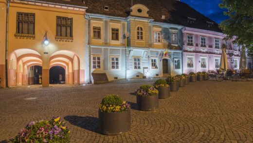 Rynek w Grodkowie: Jak Czytać Architekturę Kamienic i Detale Fasad